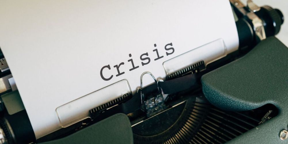 Słowo "kryzys" napisane na starej maszynie do pisania.